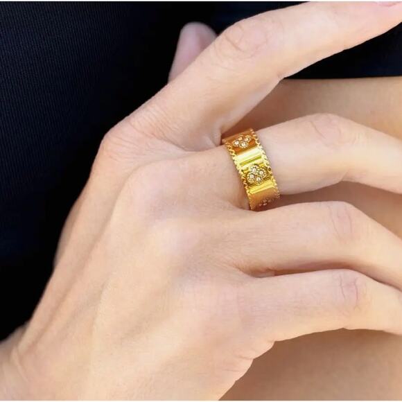 Adornia Tarnish Resistant 18k Gold Plated Crystal Clover Band Ring Size 8 - Picture 2 of 3